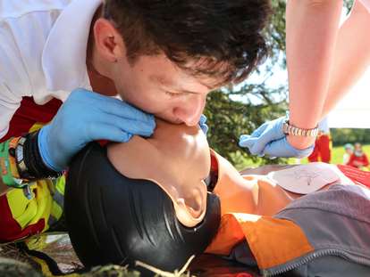 Sanitäter beatmet Übungspuppe