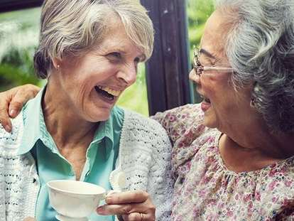 lachende Seniorinnen