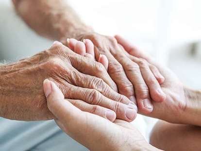 Alt und Jung halten sich die Hand
